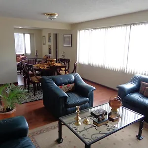 Familia Segovia Tejada Habitación en casa particular Quito